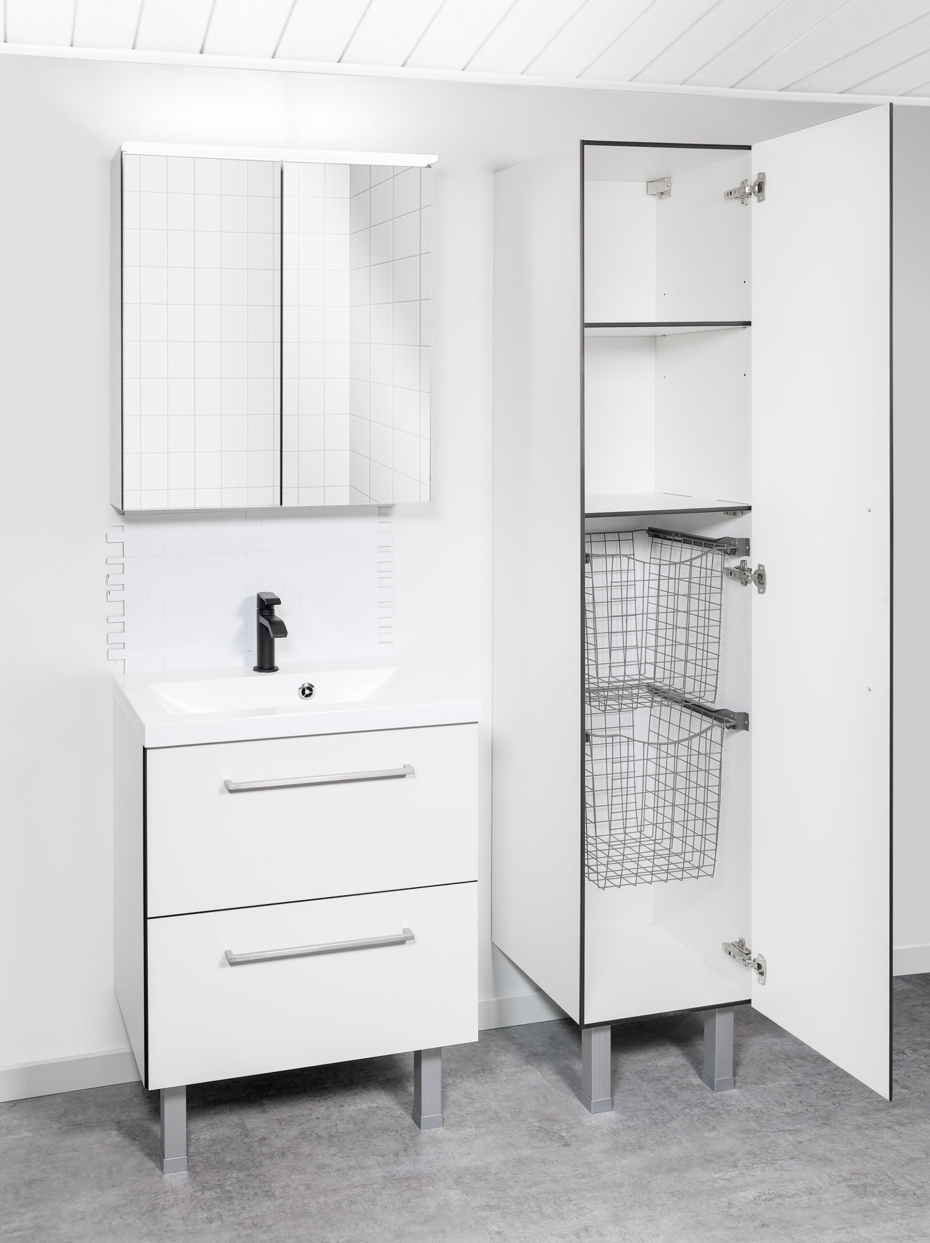 Venue-skaappi-ovi-auki-web-scaled